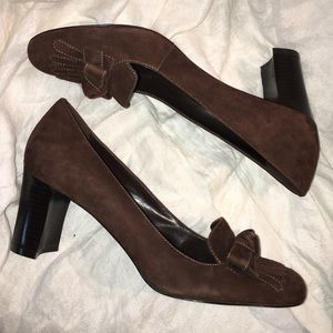 Madeline Brown Pump suede leather.